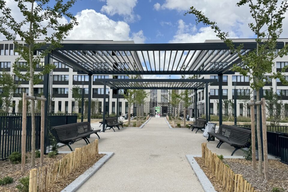 Le tout nouveau jardin du quartier se termine avec la Cité administrative en fond. 