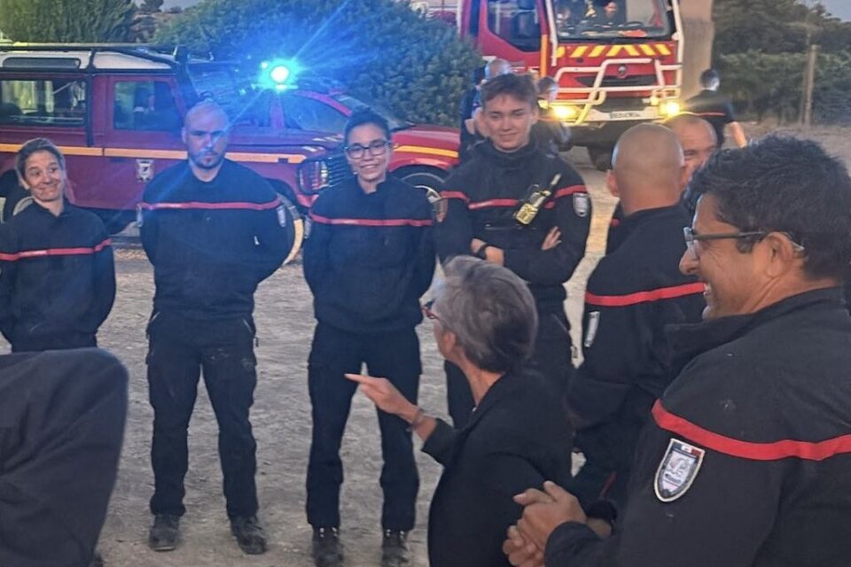 La secrétaire générale de la préfecture de l'Hérault échange avec des pompiers, à Cournonsec 
