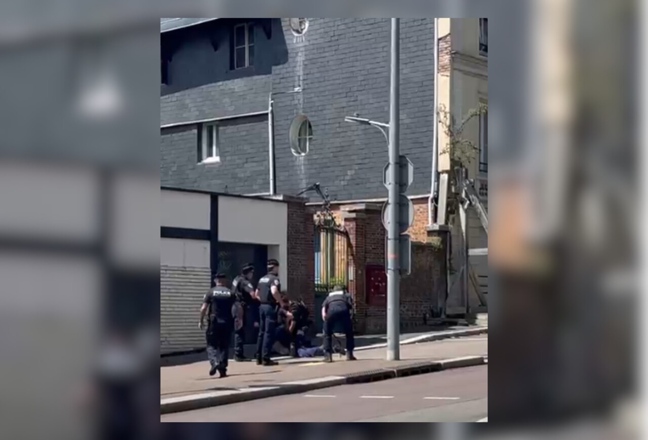 Ce que l'on sait de l'homme qui a brandi un couteau au Tour de France à Rouen