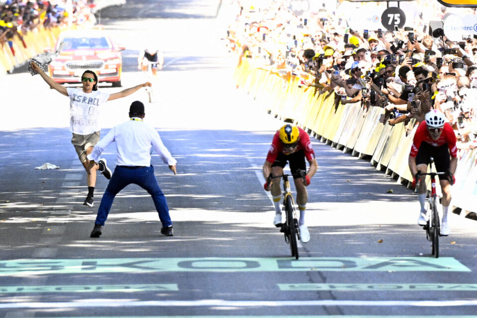 Un homme a perturbé l’arrivée des coureurs du Tour de France à Toulouse, ce mercredi 16 juillet. Arborant un tee-shirt « Israël out of the Tour », avec un keffieh palestinien à la main, il s’est introduit sur la piste juste avant la ligne d’arrivée.