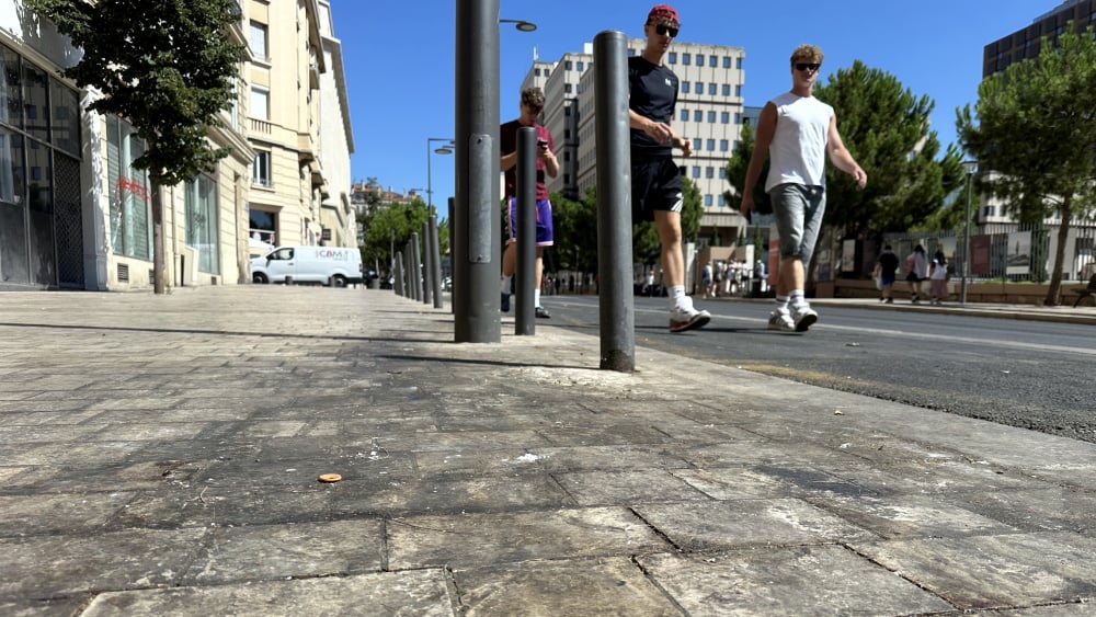sur les pavés, la crasse