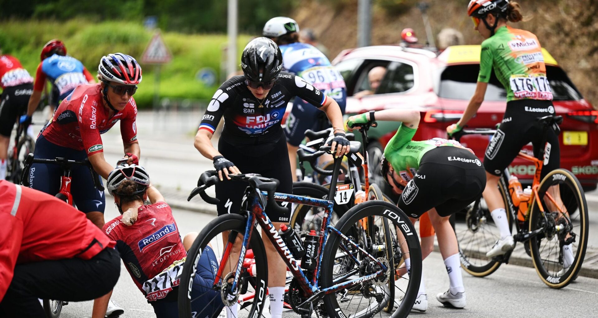 Tour de France femmes 2025 | "On se bat pour le moindre millimètre..." : tension et chutes au sein du peloton