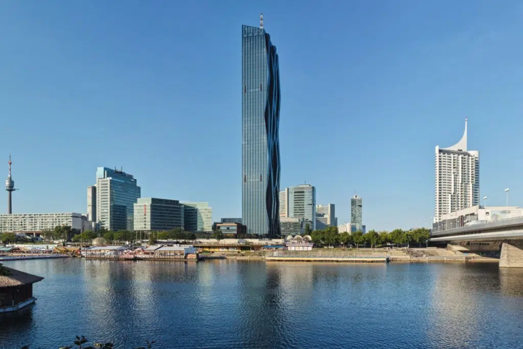 DC Tower 1 dans Donau City par Robert F. Tobler.