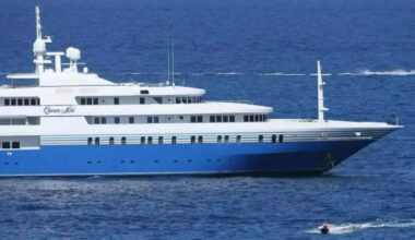 Ce méga-yacht est l'un des plus imposants du monde et il est actuellement à quai au Port de Nice