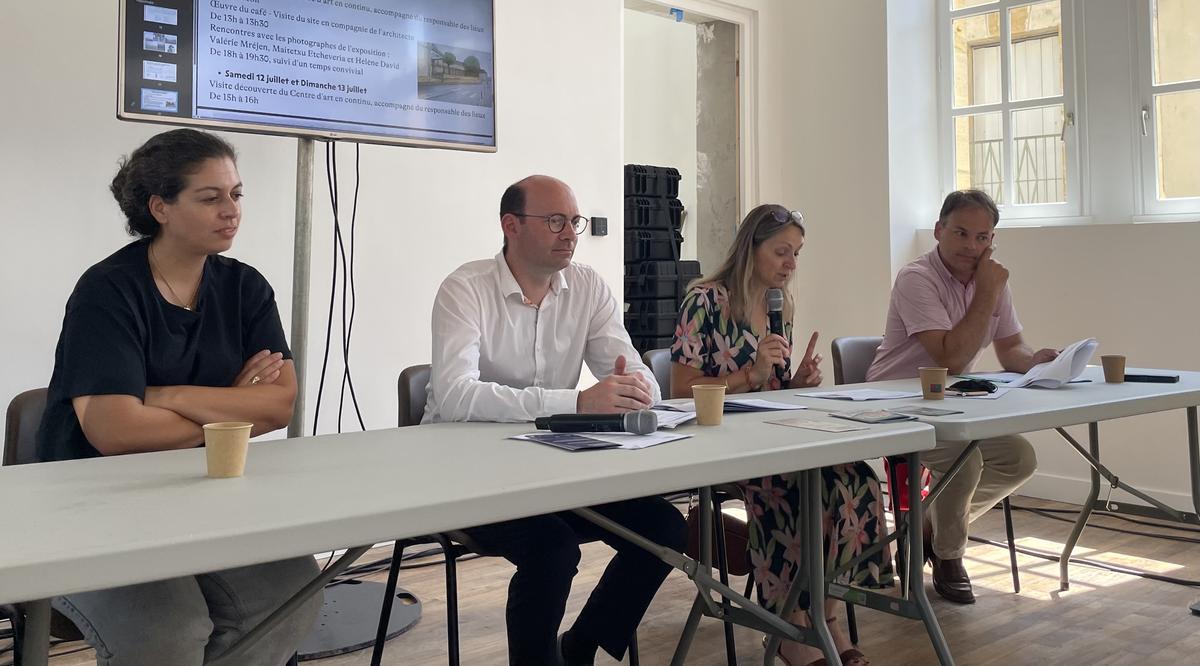 De gauche à droite, Leïla Bourdier-de Tourdonnet, architecte, Jonathan Prioleaud, maire de Bergerac, Laurence Rouan, première adjointe au maire, et Benoît Lamy de La Chapelle, responsable du Centre d’art et de la photographie de Bergerac.