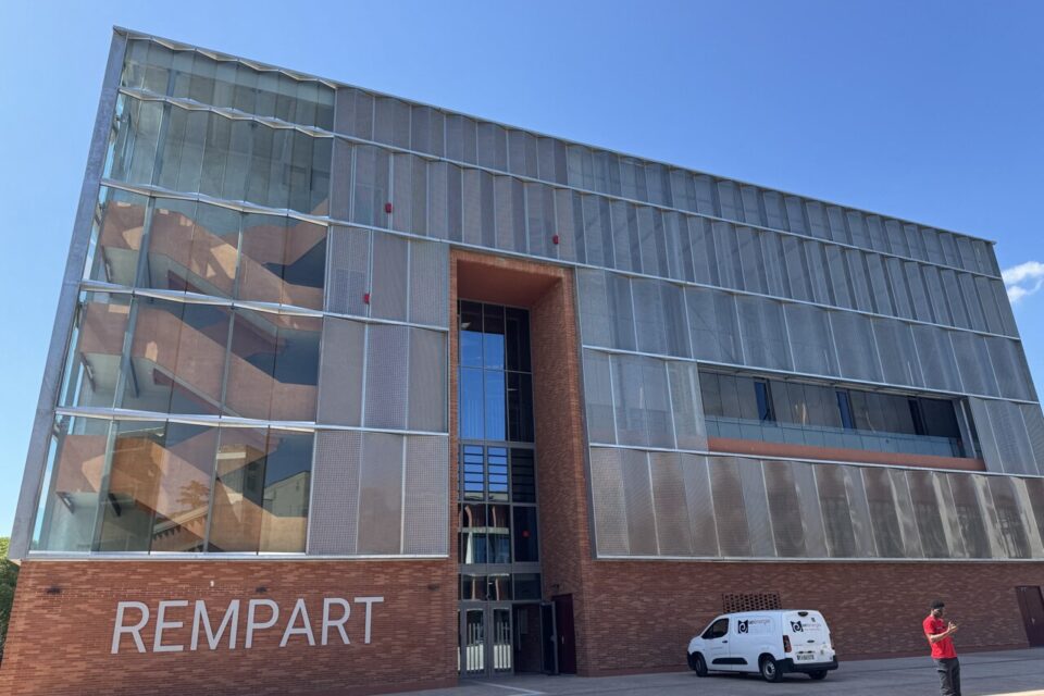 Le parking est désormais en sous sol de ce tout nouveau bâtiment Rempart, situé entre celui de l'Arsenal et de la bibliothèque Universitaire. 