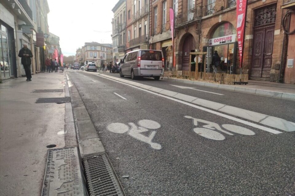 Visuellement, la nouvelle piste devrait ressembler à celle-ci, rue de la République dans le quartier de Saint-Cyprien.  
