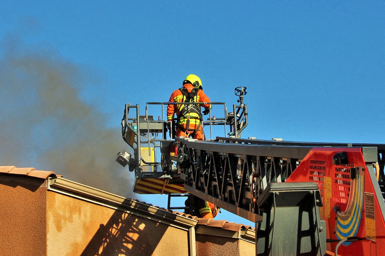un feu dans un immeuble de 14 étages, plus de 30 pompiers interviennent