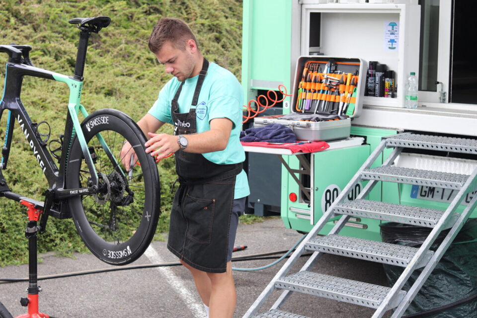 Chaque vélo est inspecté et nettoyé.