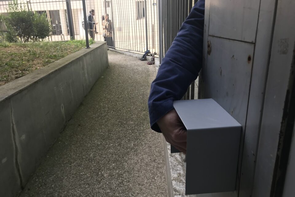 L'interrupteur ouvrant la grille de l'enceinte actionné depuis l'extérieur. 