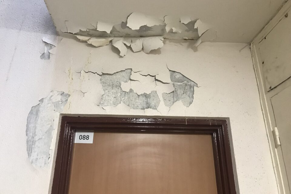 Le mur s'effrite au-dessus d'un logement du 28 rue Boucry.