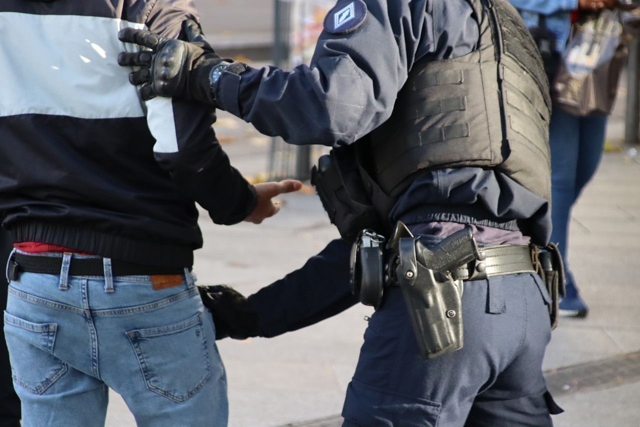 Près de Lyon. Une femme violée chez elle, le suspect retrouvé avec une arme chargée