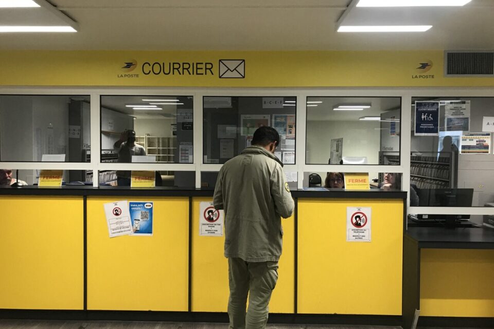 Une partie du site est occupée par La Poste et ses 13 000 boîtes aux lettres destinées aux sans domicile stable.