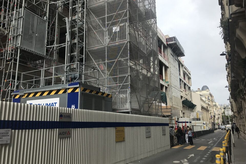 Les travaux sur la façade du bâtiment abritant Paris Adresse.