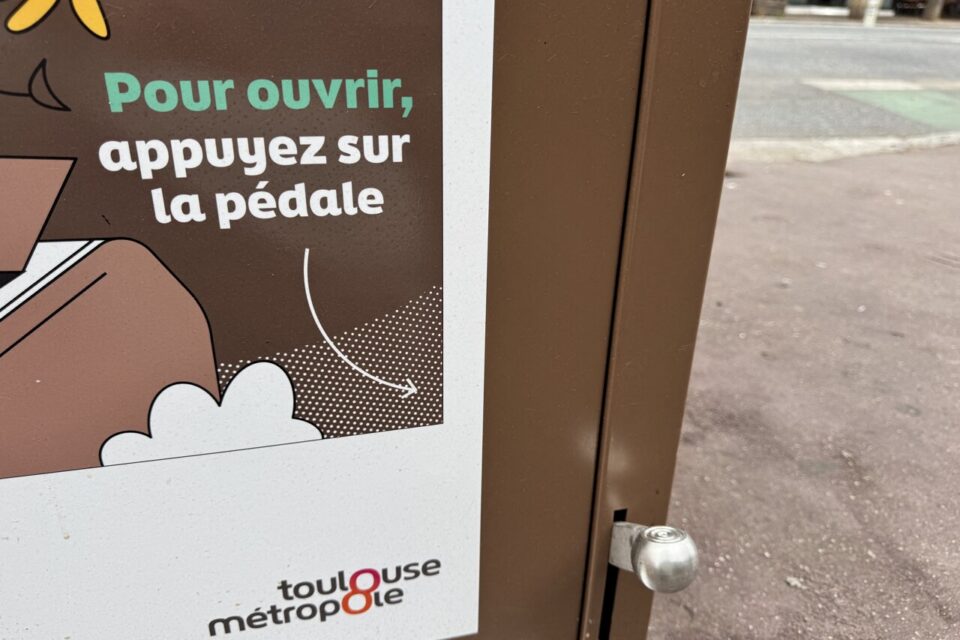 Une pédale permet d'ouvrir la borne 