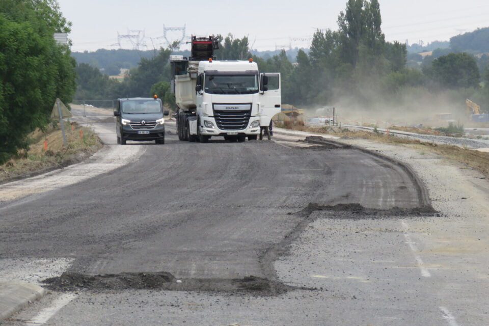 La RD 20 qui permettait de contourner Verfeil est en train d'être démolie. Vendredi 18 juillet, ce chantier avance bien. Cette route sera remplacée par un tronçon d'autoroute en 2X2 voies et empruntable gratuitement. 