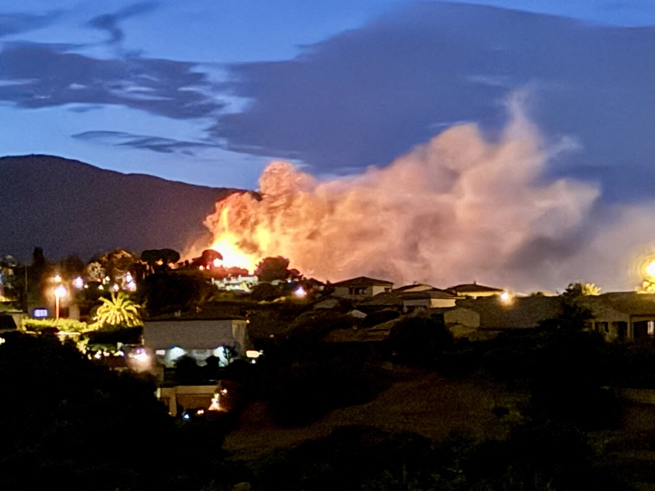 Incendie près de Nice. Un gigantesque nuage de fumée, "départ de feu de forêt" dans ce secteur