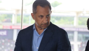 Neil Chugani, le président par intérim du Toulouse FC, prend la parole et fait deux premières grosses annonces