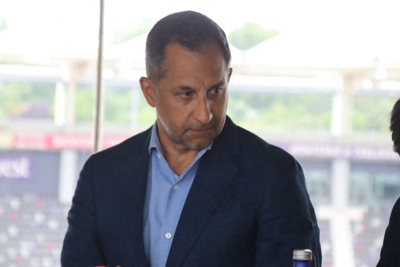 Neil Chugani, le président par intérim du Toulouse FC, prend la parole et fait deux premières grosses annonces