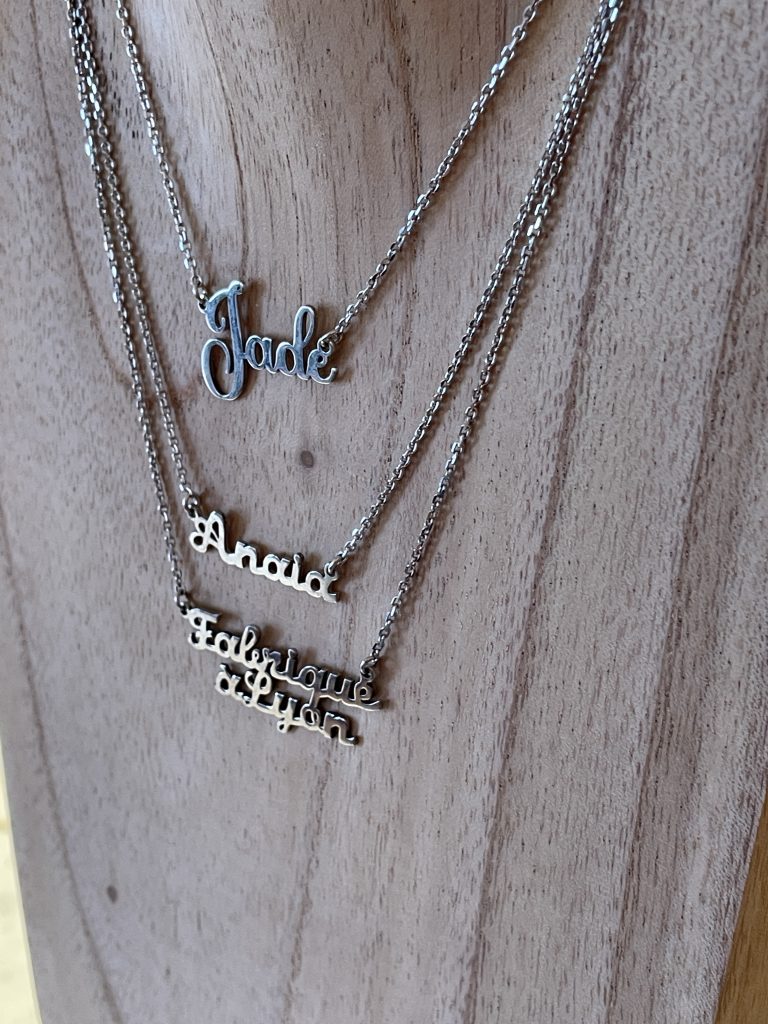 Les colliers prénoms Crédits ©️ Girls Take Lyon