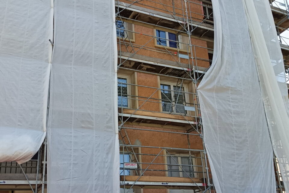 Les habitants d'un immeuble de Caluire-et-Cuire, faisant l'objet de travaux de ravalement de façades, s'inquiètent des fortes chaleurs qui pourraient revenir d'ici à la fin du mois de juillet.