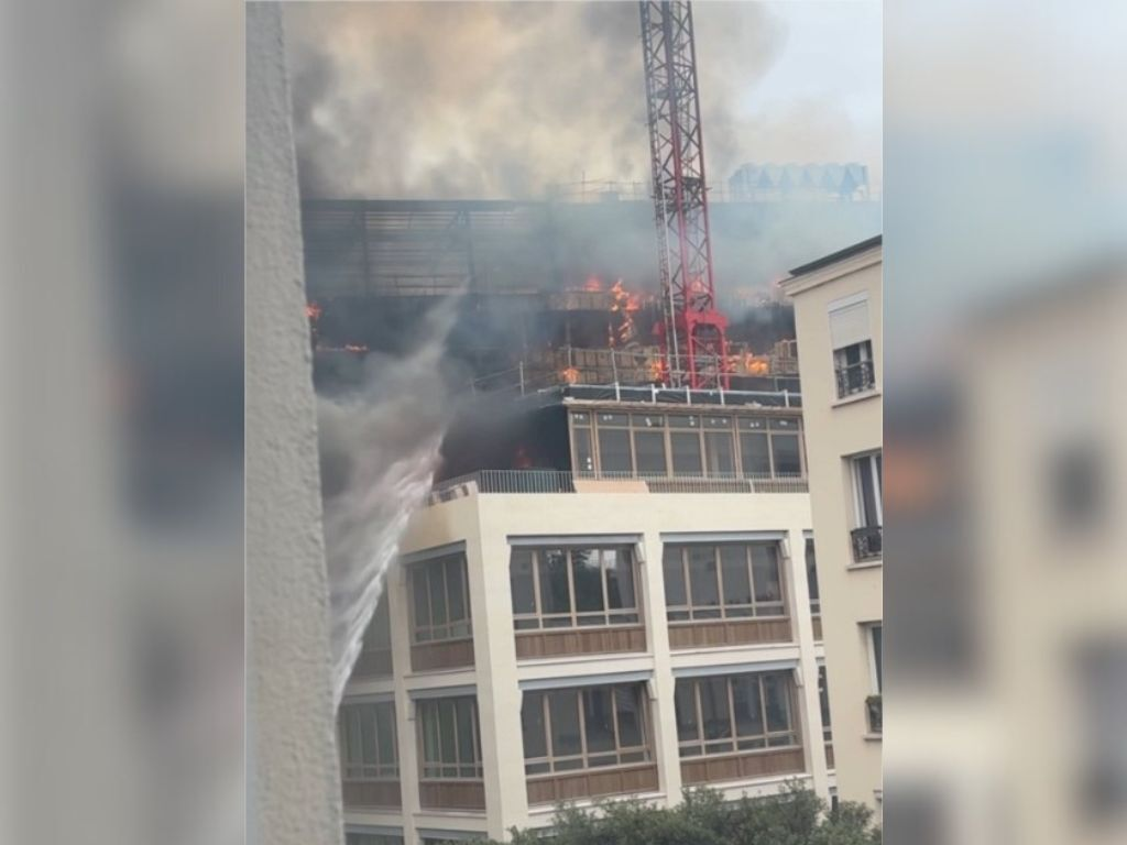 lourds dégâts après l'incendie d'un immeuble en chantier à Paris