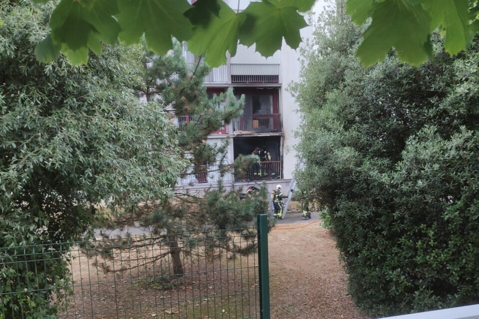 Le feu a aussi impacté l'appartement à l'étage supérieur.