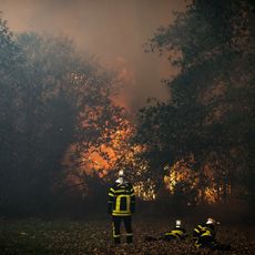 Les pompiers luttent pied à pied en Gironde, sur la commune de Saumos, le 13 septembre 2022.