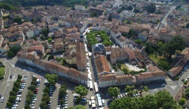 TRAVAUX DU BOURG : ENTRE CHUTES DE CLIENTS ET PAVÉS QUI BRILLENT
