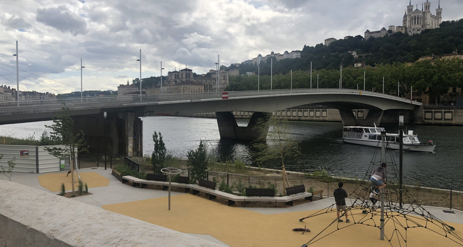 © Noah Guerbert-Jubert - Plus de 90 arbres et plantes ont été plantés dans le jardin fluvial réunissant promenade au bord de l'eau et terrasse intermédiaire sur les rives de Saône à Lyon.
