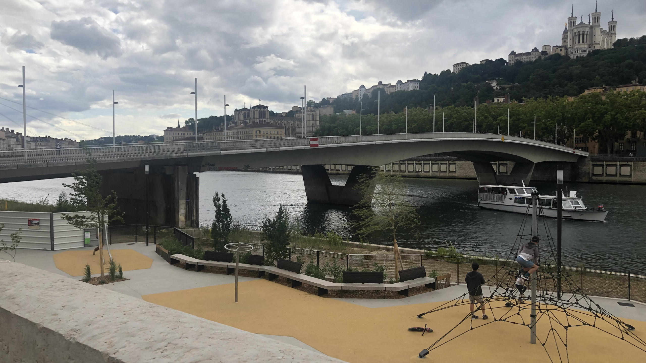 © Noah Guerbert-Jubert - Plus de 90 arbres et plantes ont été plantés dans le jardin fluvial réunissant promenade au bord de l'eau et terrasse intermédiaire sur les rives de Saône à Lyon.