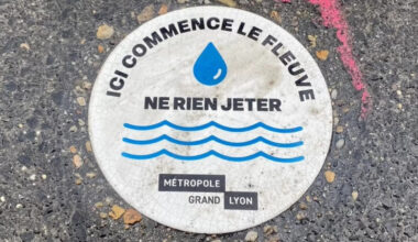 © Métropole de Lyon - Sur le précédent contrat Eau et Climat 2022-2024, des dizaines de macarons "Ici commence le fleuve" ont été posés pour sensibiliser les citoyens à l'importance de la ressource.