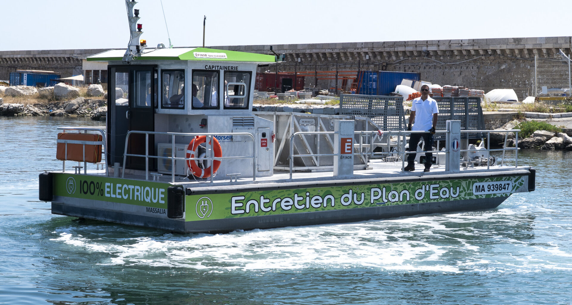 D. R. - Le Grand port maritime de Marseille teste un bateau 100% électrique pour ramasser les déchets flottants des bassins.