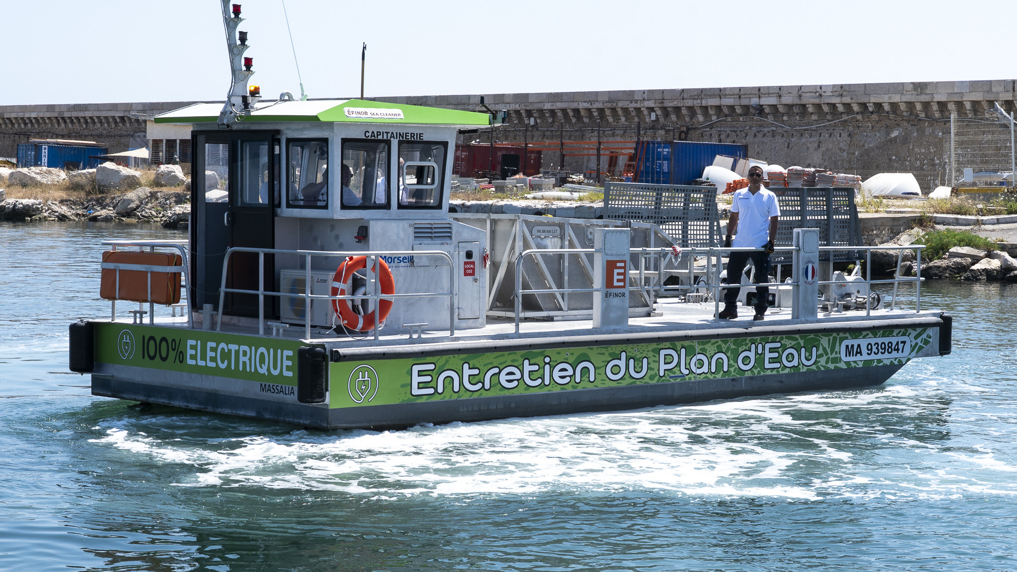 D. R. - Le Grand port maritime de Marseille teste un bateau 100% électrique pour ramasser les déchets flottants des bassins.