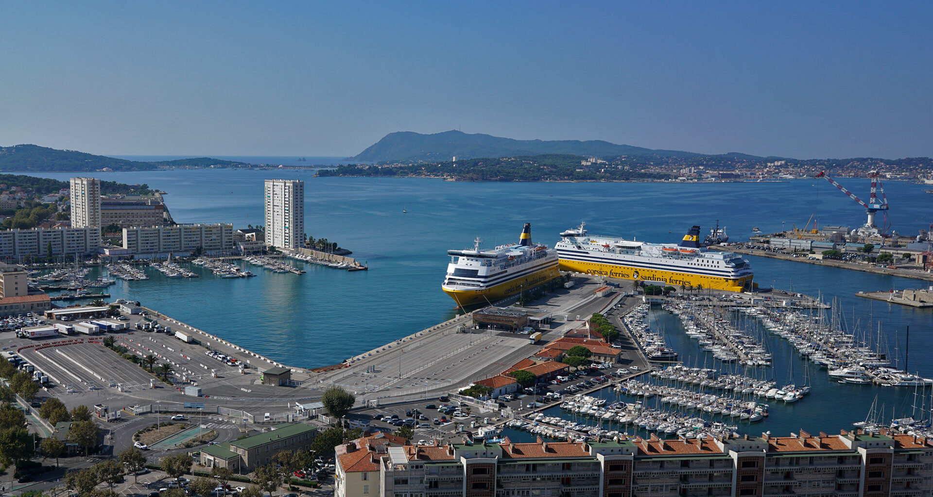 © ABB - Le port de Toulon, désormais équipé pour alimenter à quai plusieurs ferries ou un navire de croisière.