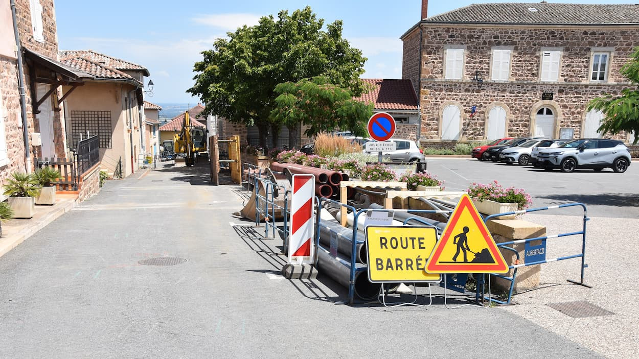 © David Duvernay - Les travaux d'assainissement à Saint-Etienne-La-varenne vont se terminer rue du Bourg, au croisement vers la mairie.