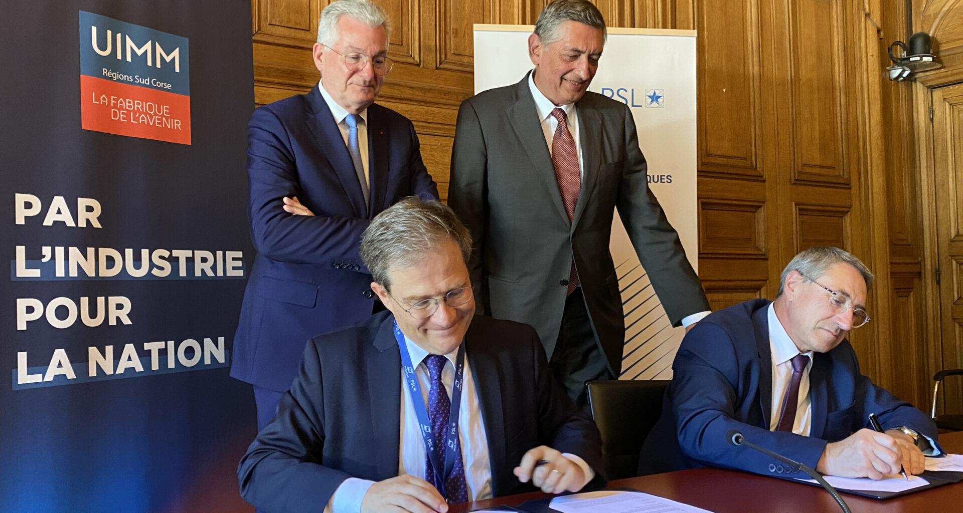 © D. R. - Signature de la convention de partenariat entre l'École des Mines de Paris, l'UIMM Sud sous l'œil du député Yannick Chenevard.