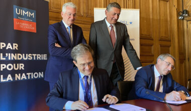 © D. R. - Signature de la convention de partenariat entre l'École des Mines de Paris, l'UIMM Sud sous l'œil du député Yannick Chenevard.