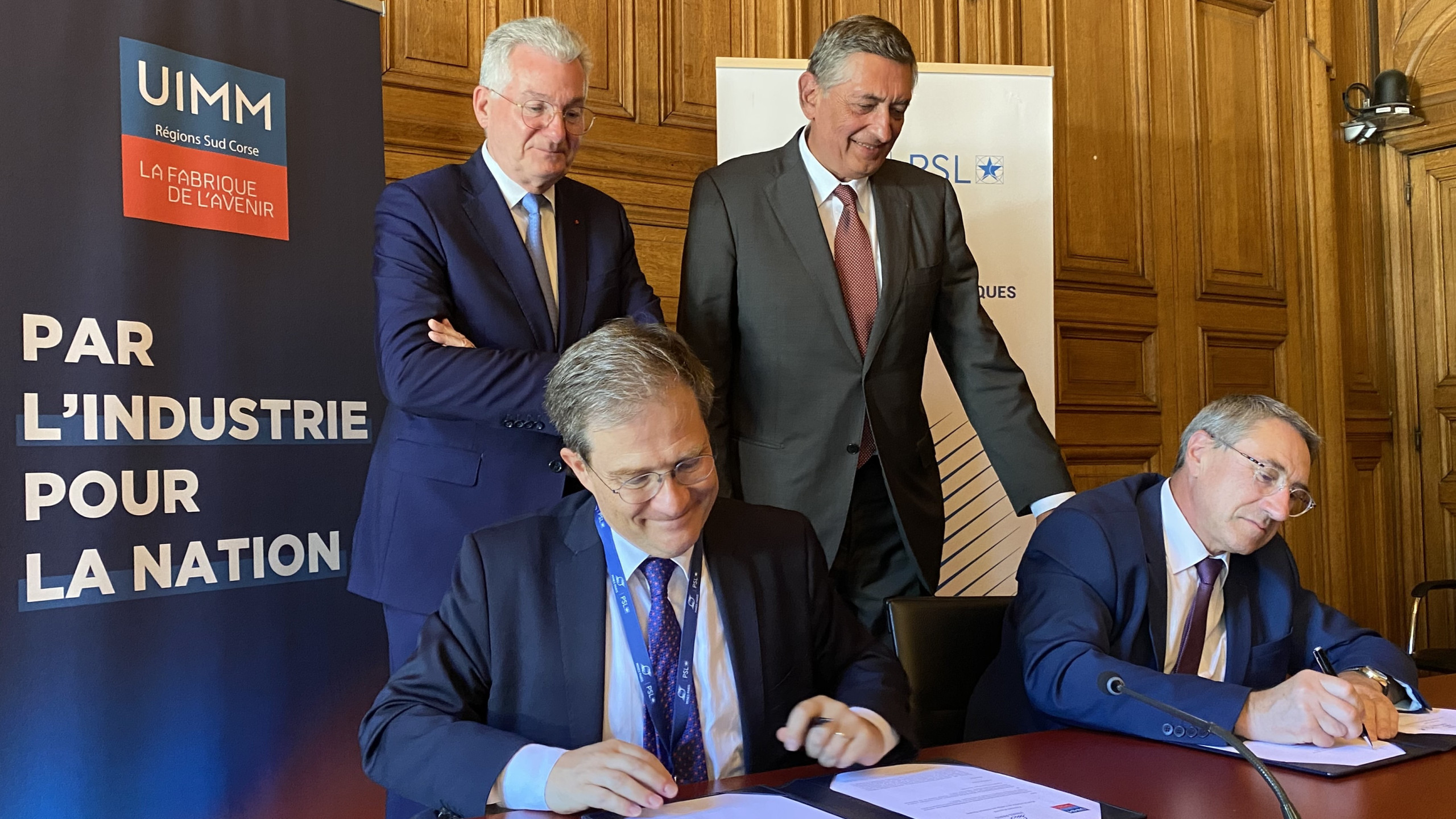 © D. R. - Signature de la convention de partenariat entre l'École des Mines de Paris, l'UIMM Sud sous l'œil du député Yannick Chenevard.