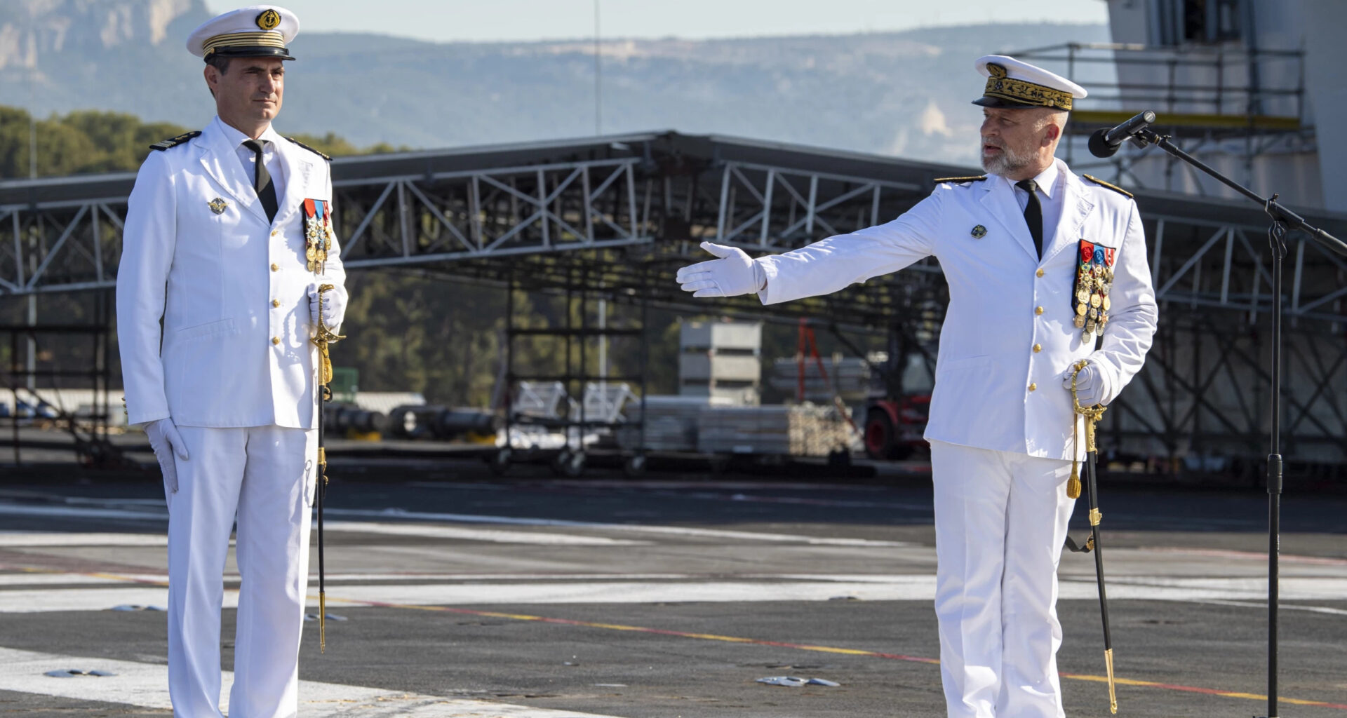 © Marine Nationale - Le CV Thomas Puga a été reconnu commandant du Charles-de-Gaulle par le vice-amiral d'escadre Christophe Cluzel.