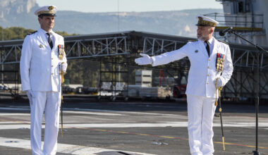 © Marine Nationale - Le CV Thomas Puga a été reconnu commandant du Charles-de-Gaulle par le vice-amiral d'escadre Christophe Cluzel.