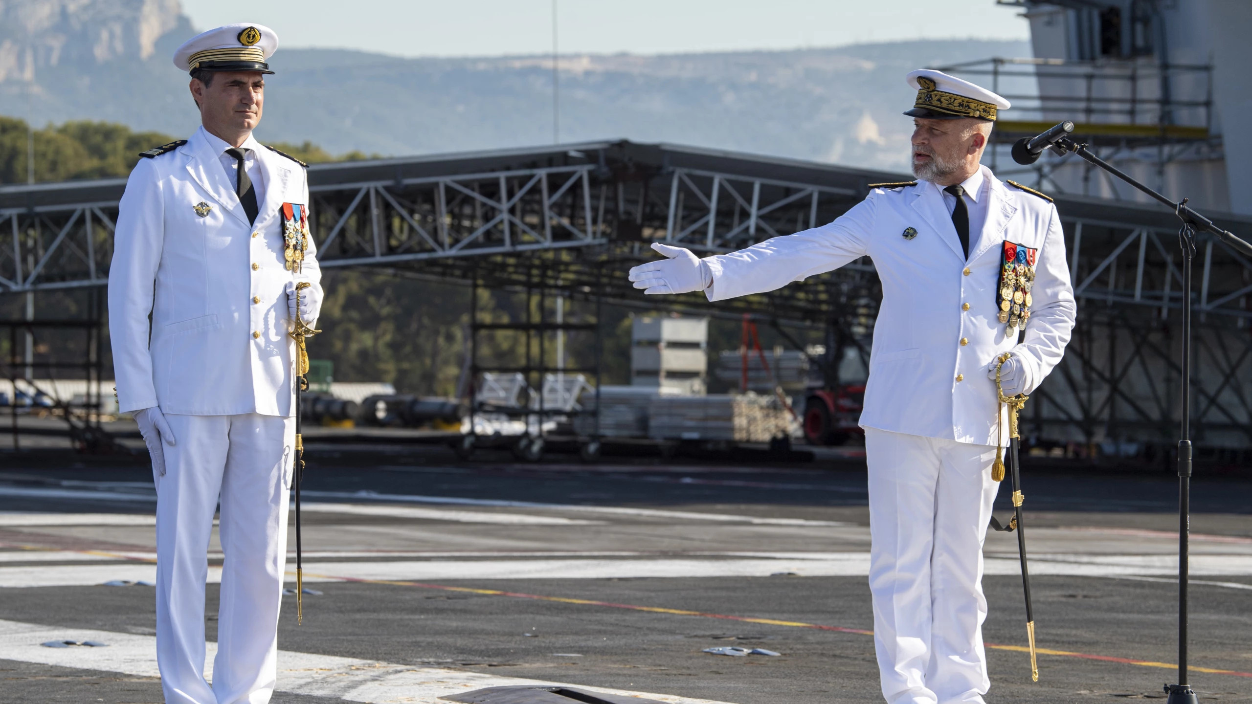 © Marine Nationale - Le CV Thomas Puga a été reconnu commandant du Charles-de-Gaulle par le vice-amiral d'escadre Christophe Cluzel.