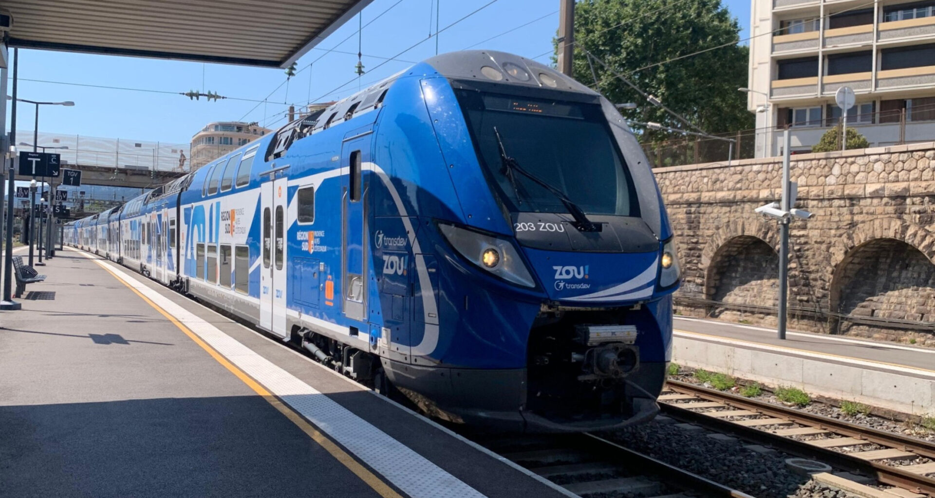 © S. Foliot - Entrée en gare de Toulon d'un nouveau train régional Zou !.