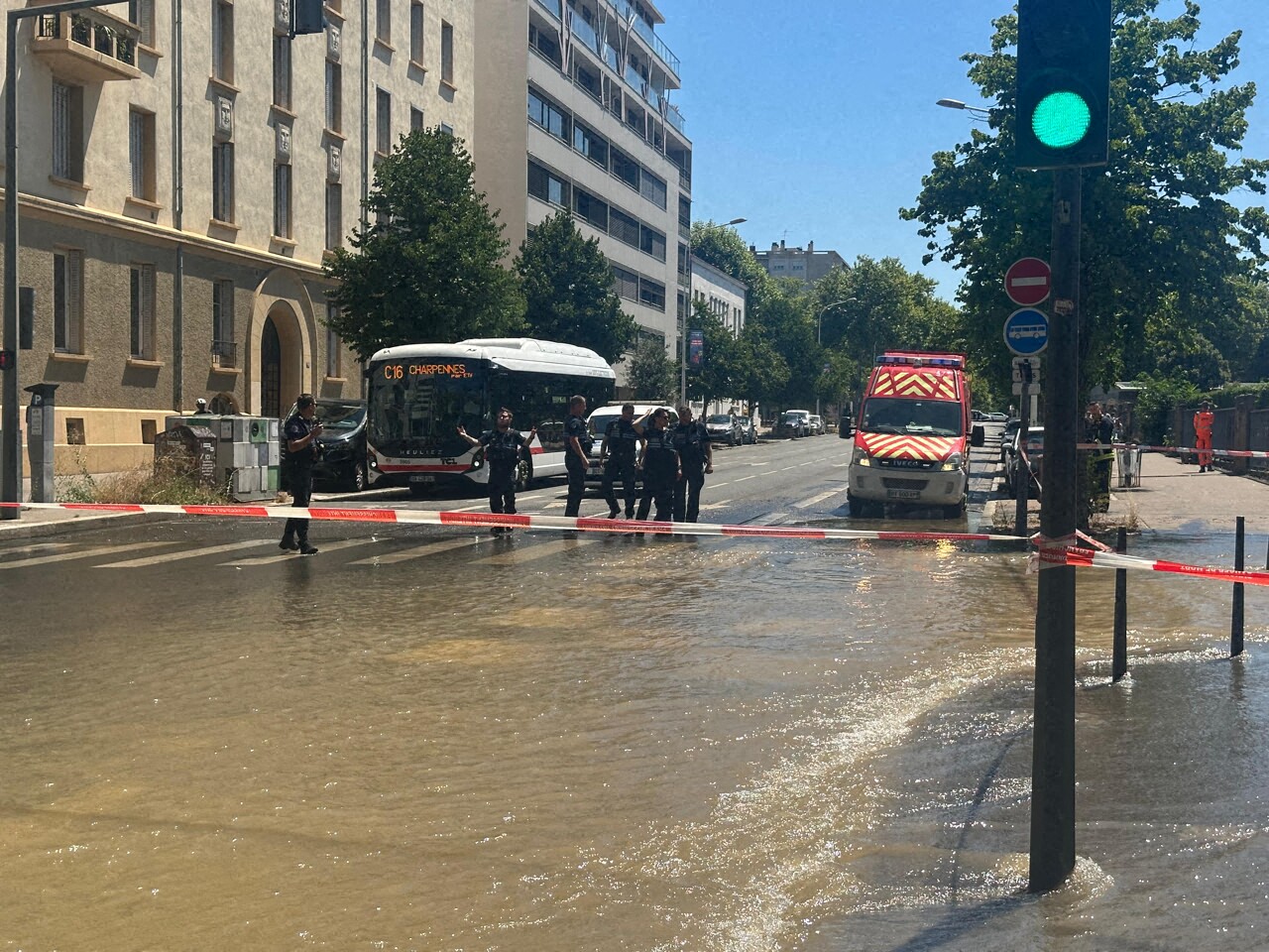 Lyon. Une énorme inondation surprend en pleine rue, les pompiers interviennent en urgence