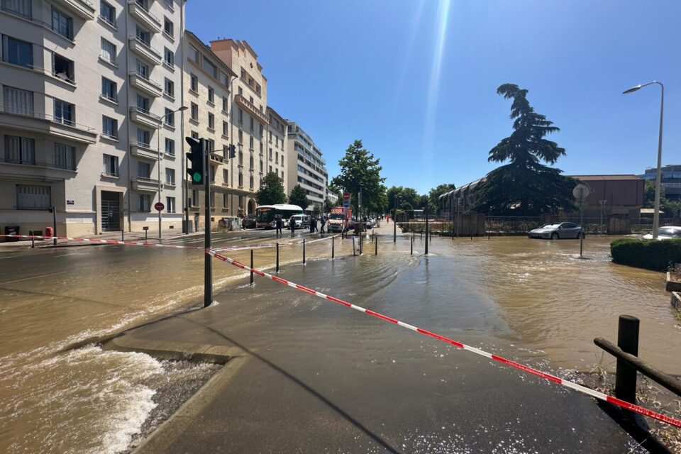 Une inondation cours Albert-Thomas, à Lyon, provoque l'intervention de la police et des pompiers.
