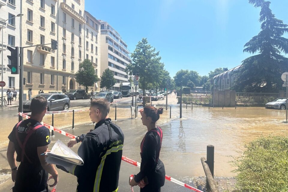 Les pompiers interviennent pour stopper cette grosse inondation à Lyon.