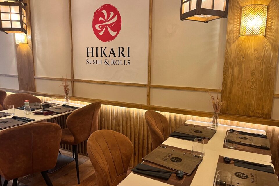 La décoration intérieure du restaurant Hikari évoque le Japon.