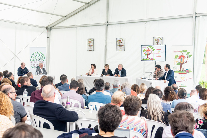 Depuis 2001, les Entretiens d’Inxauseta réunissent, à la fin de l’été à Bunus, les principaux acteurs de l’habitat pour, débattre et faire des propositions. (Ici en 2022).
