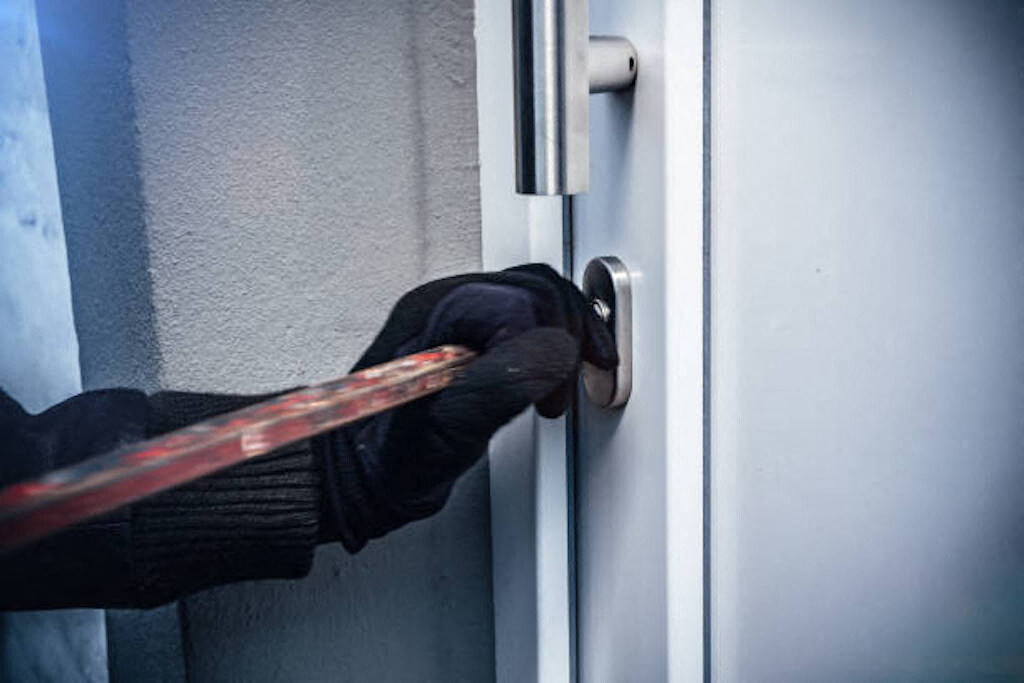 cambriolée trois fois en un mois, une septuagénaire se défend à coups de tisonnier