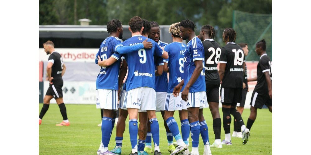 Joaquin Panichelli (n°9, de dos), buteur pour sa première sous le maillot strasbourgeois, est félicité par ses coéquipiers. Photo Vincent Voegtlin